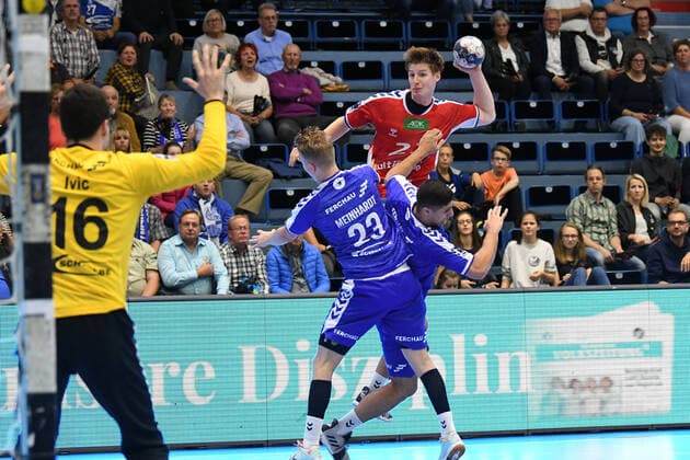 23 Jan Forstbauer 23 HSV Hamburg against 4 Yonathan Dayan 4 VfL Gummersbach and 23 Malte Meinhardt 23 VfL Gummersbach , , VfL Gummersbach HSV Hamburg, Men, 2 League, Liqui Moly Handball Bundesliga, 5 Matchday, 28 08 2019, VfL Gummersbach Handball Sport Verein Hamburg, , Handball, Liqui Moly 2 Handball Bundesliga, Men, Soielzeit 2019 20 Gummersbach Copyright: xEIBNER JuergenxAugstx EP_JOGI