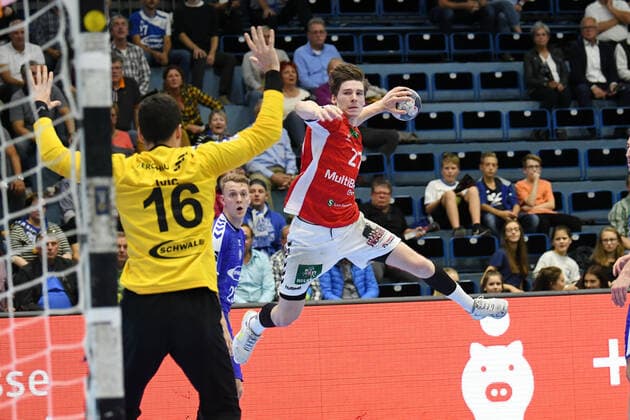 27 Thies Bergemann 27 HSV Hamburg vs. 16 Filip Ivic 16 VfL Gummersbach , VfL Gummersbach HSV Hamburg, Men, 2 League, Liqui Moly Handball Bundesliga, 5 Matchday, 28 08 2019, VfL Gummersbach Handball Sport Verein Hamburg, , Handball, Liqui Moly 2 Handball Bundesliga, Men, Soielzeit 2019 20 Gummersbach Copyright: xEIBNER JuergenxAugstx EP_JOGI