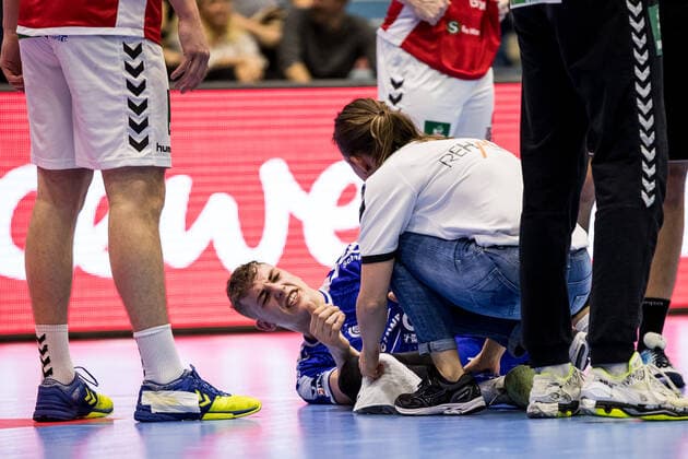 2 Handball Bundesliga VfL Gummersbach HSV Hamburg Luis Villgrattner 24, VfL Gummersbach stops after a fall, 2 Handball Bundesliga VfL Gummersbach HSV Hamburg Gummersbach, Schwalbe arena Copyright: xBEAUTIFULxSPORTS Wunderlx