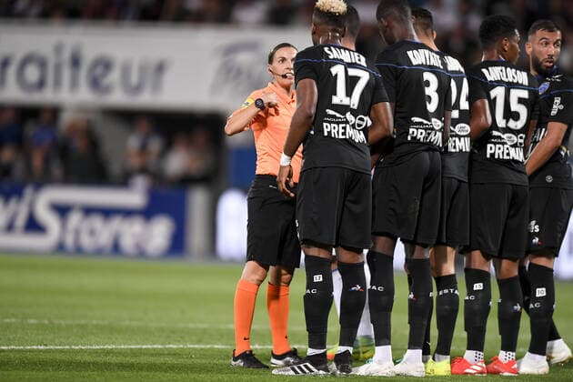 STEPHANIE FRAPPART (ARBITRE) - COUP FRANC - MUR FOOTBALL : Auxerre vs Troyes - Dominos Ligue 2 - 20 09 2019 AnthonyBIBARD FEP Panoramic 