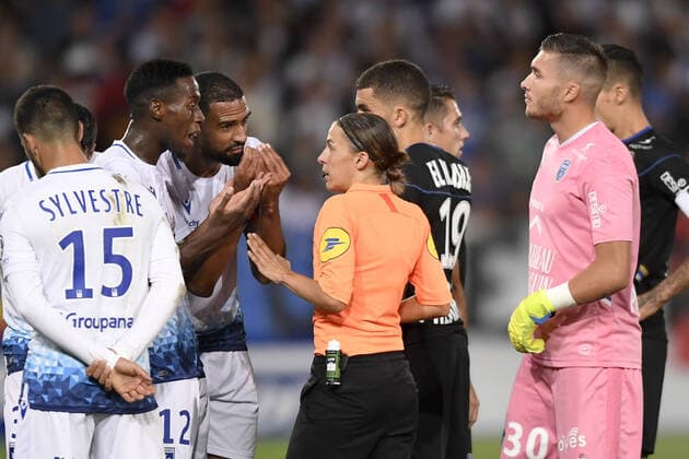 STEPHANIE FRAPPART (ARBITRE) - 26 SAMUEL SOUPRAYEN (AUX) - DECEPTION - BLESSURE - 12 BIRAMA TOURE (AUX) - 30 GAUTHIER GALLON (TRO) FOOTBALL : Auxerre vs Troyes - Dominos Ligue 2 - 20 09 2019 AnthonyBIBARD FEP Panoramic 