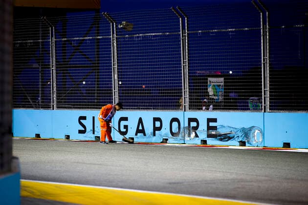 Motorsports: FIA Formula One World Championship, WM, Weltmeisterschaft 2019, Grand Prix of Singapore, Track marshal Singapore Singapore