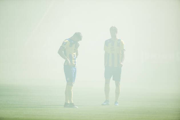 Bilder des Jahres 2019, Sport 09 September Sport Themen der Woche KW38 Sport Bilder des Tages 3. Fussball Bundesliga; Viktoria Koeln - Eintracht Braunschweig, 21.09.2019 Zwei Spieler stehen im Nebel der Rauchfackeln auf dem Feld, 3. Fussball Bundesliga, Viktoria Koeln - Eintracht Braunschweig, Koeln, Sportpark Hoehenberg DFL REGULATIONS PROHIBIT ANY USE OF PHOTOGRAPHS AS IMAGE SEQUENCES AND OR QUASI-VIDEO. *** 3 Football Bundesliga Viktoria Koeln Eintracht Braunschweig, 21 09 2019 Two players in the fog of smoke flares on the field, 3 Football Bundesliga, Viktoria Koeln Eintracht Braunschweig, Koeln, Sportpark Hoehenberg DFL REGULATIONS PROHIBIT ANY USE OF PHOTOGRAPHS AS IMAGE SEQUENCES AND OR QUASI VIDEO Copyright: xBEAUTIFULxSPORTS Wunderlx
