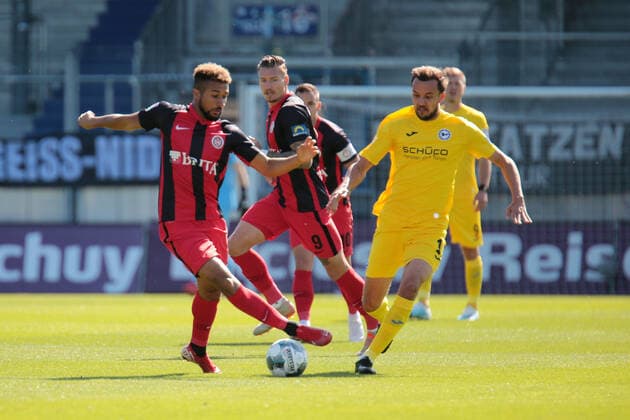 SV Wehen Wiesbaden DSC Arminia Bielefeld,21 09 2019,GER, im Kyereh Daniel Kofi, SV Wehen Wiesbaden, 17 ,Prietl Manuel, Armenia Bielefeld, 19 , , Scherbaum Eibner Press Photo Football, 2 BL, 7 Matchday, Season 2019 20, SV Wehen Wiesbaden, DSC Arminia Bielefeld Wiesbaden Copyright: xEIBNER UlixScherbaumx EP_USM