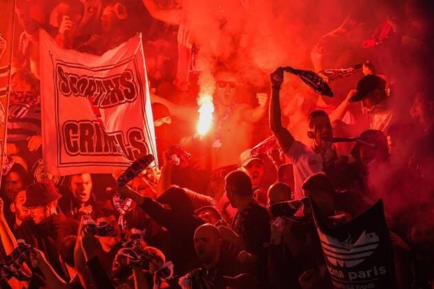 supporters of Paris Saint-Germain celebrate the goal of Angel di Maria of Paris Saint-Germain during the UEFA Champions League group A match between Paris St Germain and Real Madrid at at the Parc des Princes on September 18, 2019 in Paris, France UEFA Champions League 2019 2020 xVIxVIxImagesx xGerritxvanxKeulenxIVx 202307538