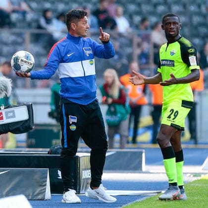 Bilder des Jahres 2019, Sport 09 September Sport Themen der Woche KW38 21.09.2019, xtgx, Fussball 1.Bundesliga, Hertha BSC Berlin - SC Paderborn 07 emspor, v.l. Ante Covic (Hertha, Trainer) enthaelt Jamilu Collins (Paderborn, 29) den Ball vor (DFL DFB REGULATIONS PROHIBIT ANY USE OF PHOTOGRAPHS as IMAGE SEQUENCES and or QUASI-VIDEO) Berlin *** 21 09 2019, xtgx, Football 1 Bundesliga, Hertha BSC Berlin SC Paderborn 07 emspor, v l Ante Covic Hertha, coach Jamilu Collins Paderborn, 29 the ball before DFL DFB REGULATIONS PROHIBIT ANY USE OF PHOTOGRAPHS as IMAGE SEQUENCES and or QUASI VIDEO Berlin