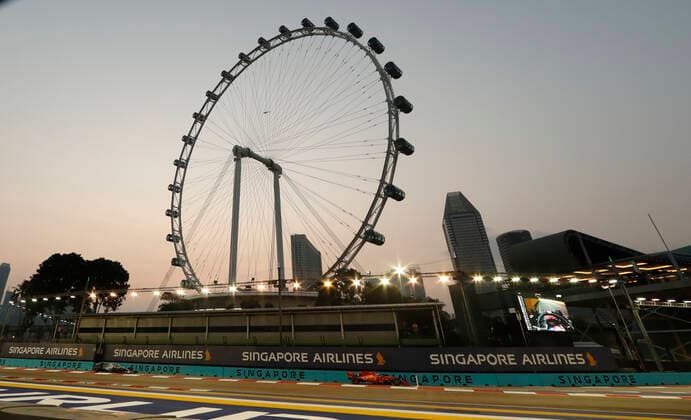 Motorsports: FIA Formula One World Championship, WM, Weltmeisterschaft 2019, Grand Prix of Singapore, 5 Sebastian Vettel (GER, Scuderia Ferrari Mission Winnow), 77 Valtteri Bottas (FIN, Mercedes AMG Petronas Motorsport), Singapore Singapore