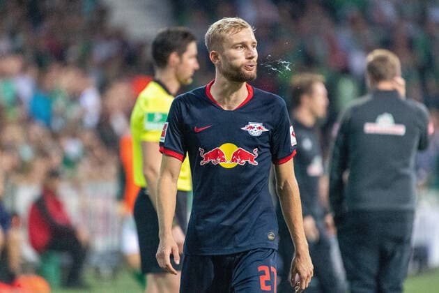 Bilder des Jahres 2019, Sport 09 September Sport Themen der Woche KW38 Sport Bilder des Tages GER, 1.FBL, Werder Bremen vs RB Leipzig 21.09.2019, wohninvest Weserstadion, Bremen, GER, 1.FBL, Werder Bremen vs RB Leipzig, DFL REGULATIONS PROHIBIT ANY USE OF PHOTOGRAPHS AS IMAGE SEQUENCES AND OR QUASI-VIDEO. im Bild gelb rote karte fuer Konrad Laimer (RB Leipzig 27) *** GER, 1 FBL, Werder Bremen vs. RB Leipzig 21 09 2019, wohninvest Weserstadion, Bremen, GER, 1 FBL, Werder Bremen vs. RB Leipzig, DFL REGULATIONS PROHIBIT ANY USE OF PHOTOGRAPHS AS IMAGE SEQUENCES AND OR QUASI VIDEO in picture yellow red card for Konrad Laimer RB Leipzig 27 nordphotoxKokenge nph00001