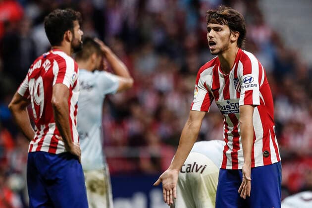 Bilder des Jahres 2019, Sport 09 September Sport Themen der Woche KW38 Sport Bilder des Tages 21st September 2019; Wanda Metropolitano Stadium, Madrid, Spain; La Liga, Atletico de Madrid versus Real Club Celta de Vigo; Joao Felix and Diego Costa (Atletico de Madrid) look for the foul decision  ActionPlus12170005 LeonardoxPrieto