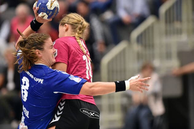 Tessa van Zijl HSG Blomberg Lippe am Ball and Maxi Muehlner HSG Bad Wildungen Vipers ,GER, HSG Bad Wildungen Vipers HSG Blomberg Lippe, Handball, 1 Bundesliga Women, 21 09 2019, GER, HSG Bad Wildungen Vipers HSG Blomberg Lippe, Handball, 1 Liga Women, 21 09 2019 Bad Wildungen Copyright: xEIBNER RolandxSippelx EP_RSL
