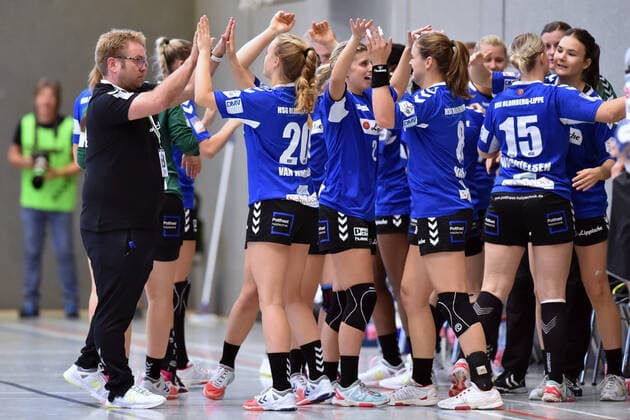 Steffen Birkner Trainer HSG Blomberg Lippe L with Team Tessa van Zijl M ,GER, HSG Bad Wildungen Vipers HSG Blomberg Lippe, Handball, 1 Bundesliga Women, 21 09 2019, GER, HSG Bad Wildungen Vipers HSG Blomberg Lippe, Handball, 1 Liga Women, 21 09 2019 Bad Wildungen Copyright: xEIBNER RolandxSippelx EP_RSL