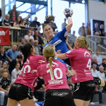 Tessa van Zijl HSG Blomberg Lippe at the litter Maxime Struijs HSG Bad Wildungen Vipers , Maxi Muehlner HSG Bad Wildungen Vipers and Sabine Heusdens HSG Bad Wildungen Vipers front, L R ,GER, HSG Bad Wildungen Vipers HSG Blomberg Lippe, Handball, 1 Bundesliga women, 21 09 2019, GER, HSG Bad Wildungen Vipers HSG Blomberg Lippe, Handball, 1 Liga women, 21 09 2019 Bad Wildungen Copyright: xEIBNER RolandxSippelx EP_RSL