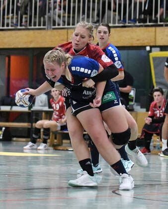 Alisa Pester 28, BSV Sachsen Zwickau stops Stefanie Schoeneberg 2, SG H2KU Herrenberg , SG H2KU Herrenberg vs. BSV Sachsen Zwickau, 2 Handball Bundesliga women, 3 matchday, season 19 20, 121 09 2019, SG H2KU Herrenberg vs. BSV Sachsen Zwickau, 2 Handball Bundesliga women, 3 matchday, season 19 20, 121 09 2019 Dettingen an der Erms Copyright: xEIBNER Florian_Schustx ep_fsu