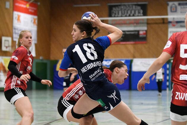 Lea Neubrander 18, SG H2KU Herrenberg wins against Katarina Pavlovic 10, BSV Sachsen Zwickau, SG H2KU Herrenberg vs BSV Sachsen Zwickau, 2 Handball Bundesliga women, 3 matchday, season 19 20, 121 09 2019, SG H2KU Herrenberg vs BSV Sachsen Zwickau, 2 Handball Bundesliga women, 3 matchday, season 19 20, 121 09 2019 Dettingen an der Erms Copyright: xEIBNER Florian_Schustx ep_fsu