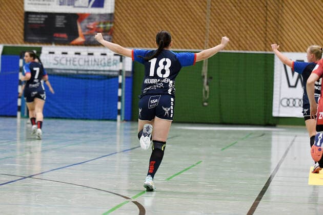 Lea Neubrander 18, SG H2KU Herrenberg cheers, SG H2KU Herrenberg vs. BSV Sachsen Zwickau, 2 Handball Bundesliga women, 3 matchdays, season 19 20, 121 09 2019, SG H2KU Herrenberg vs. BSV Sachsen Zwickau, 2 Handball Bundesliga women, 3 matchdays, season 19 20, 121 09 2019 Dettingen an der Erms Copyright: xEIBNER Florian_Schustx ep_fsu