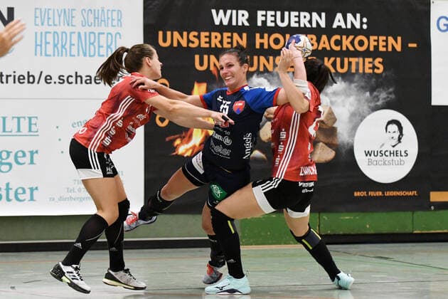 Szimonetta Toepelt Gera 15, SG H2KU Herrenberg beat Jenny Choinowski 27, BSV Sachsen Zwickau and Simona Stojkovska 23, BSV Sachsen Zwickau, SG H2KU Herrenberg vs. BSV Sachsen Zwickau, 2 Handball Bundesliga Women, 3 matchday, season 19 20, 121 09 2019, SG H2KU Herrenberg vs BSV Sachsen Zwickau, 2 Handball Bundesliga Women, 3 matchday, season 19 20, 121 09 2019 Dettingen an der Erms Copyright: xEIBNER Florian_Schustx ep_fsu