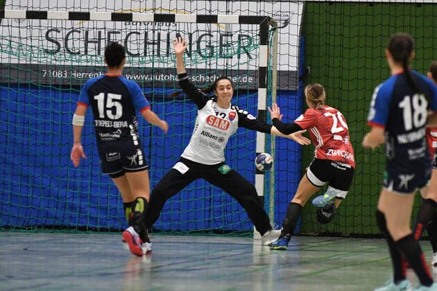 Laura Waldenmaier 12, SG H2KU Herrenberg in DUell with Petra Nagy 20, BSV Sachsen Zwickau , SG H2KU Herrenberg vs BSV Sachsen Zwickau, 2 Handball Bundesliga Women, 3 matchdays, season 19 20, 121 09 2019, SG H2KU Herrenberg vs BSV Sachsen Zwickau, 2 Handball Bundesliga Women, 3 matchdays, season 19 20, 121 09 2019 Dettingen an der Erms Copyright: xEIBNER Florian_Schustx ep_fsu