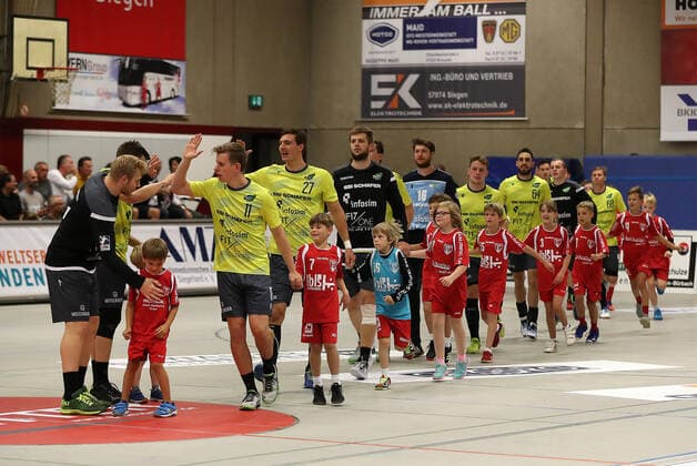 TuS Ferndorf DJK Rimpar Wölfe, 21 09 2019 The DJK Rimpar Wölfe will be accompanied into the hall by kids from TuS Ferndorf before the start of the game, Kreuztal Stählerwiese Germany