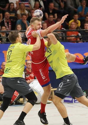 TuS Ferndorf DJK Rimpar Wölfe, 21 09 2019 center Andreas Bornemann TuS Ferndorf is blocked from left Patrick Schmidt DJK Rimpar Wölfe and Benedikt Brielmeier DJK Rimpar Wölfe, Kreuztal Stählerwiese Germany