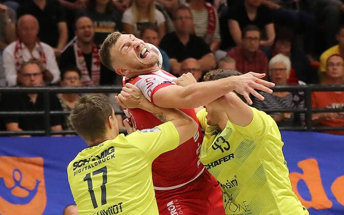 TuS Ferndorf DJK Rimpar Wölfe, 21 09 2019 center Andreas Bornemann TuS Ferndorf is blocked from left Patrick Schmidt DJK Rimpar Wölfe and Benedikt Brielmeier DJK Rimpar Wölfe, Kreuztal Stählerwiese Germany