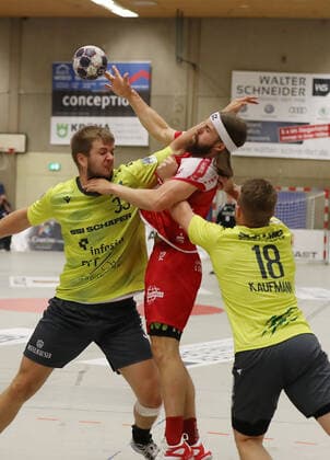 TuS Ferndorf DJK Rimpar Wölfe, 21 09 2019 center Julius Lindskog Andersson TuS Ferndorf against left Michael Schulz DJK Rimpar Wölfe and Steffen Kaufmann DJK Rimpar Wölfe , Kreuztal Stählerwiese Germany