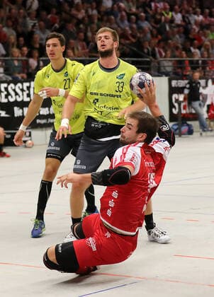 TuS Ferndorf DJK Rimpar Wölfe, 21 09 2019 From left Philipp Meyer and Michael Schulz DJK Rimpar Wölfe cant stop Thomas Rink TuS Ferndorf at 5 2, Kreuztal Stählerwiese Germany