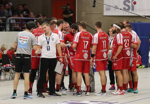 TuS Ferndorf DJK Rimpar Wölfe, 21 09 2019 Trainer Michael Lerscht TuS Ferndorf on time-out, need for discussion with the referees, Kreuztal Stählerwiese Germany
