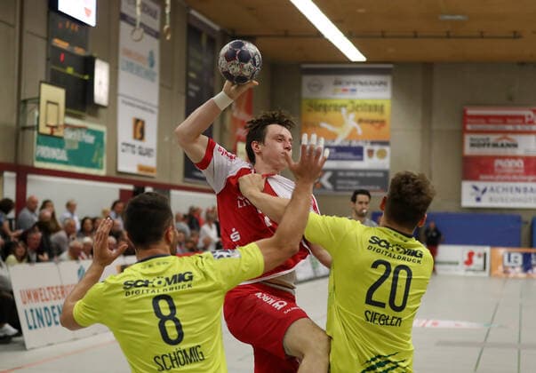 TuS Ferndorf DJK Rimpar Wölfe, 21 09 2019 middle of picture Julian Schneider TuS Ferndorf against left Dominik Schömig and Lukas Siegler DJK Rimpar Wölfe , Kreuztal Stählerwiese Germany