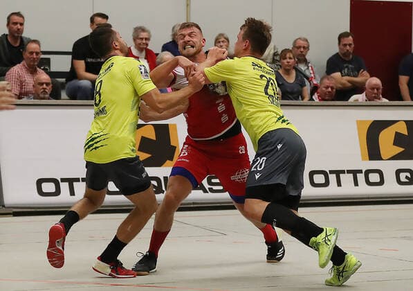 TuS Ferndorf DJK Rimpar Wölfe, 21 09 2019 center Andreas Bornemann TuS Ferndorf against left Dominik Schömig and Lukas Siegler DJK Rimpar Wölfe , Kreuztal Stählerwiese Germany
