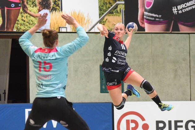 Sarah Dekker HSG Bensheim Auerbach 11 against Madita Kohorst TusSies Metzingen 15 in goal TusSies Metzingen, handball, HBF, league game, 21 09 2019, photo TBaur Eibner TusSies Metzingen vs HSG Bensheim Auerbach Metzingen Copyright: xToBaurx EibnerxPressefotox EP_TB