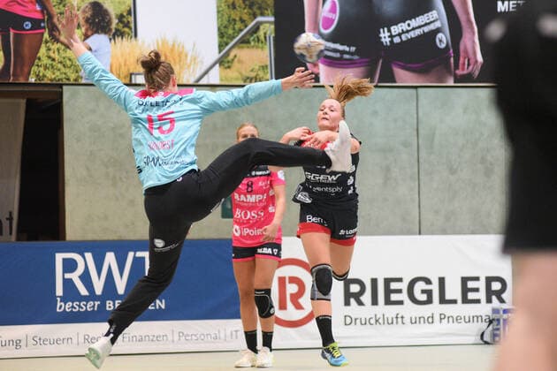 Sarah Dekker HSG Bensheim Auerbach 11 against Madita Kohorst TusSies Metzingen 15 in goal TusSies Metzingen, handball, HBF, league game, 21 09 2019, photo TBaur Eibner TusSies Metzingen vs HSG Bensheim Auerbach Metzingen Copyright: xToBaurx EibnerxPressefotox EP_TB