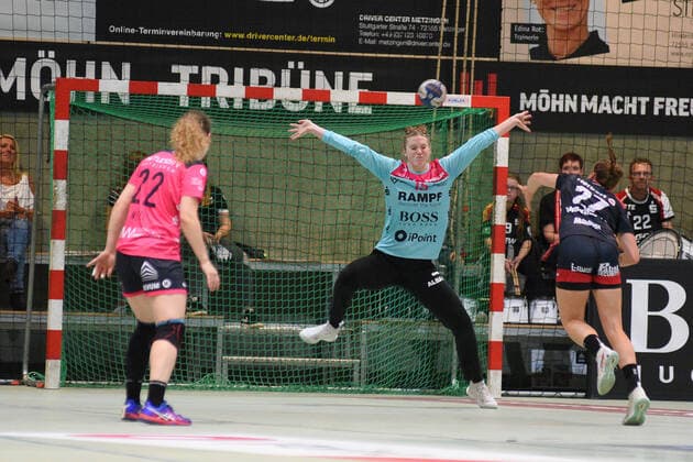 Madita Kohorst TusSies Metzingen 15 in goal against Julia Maidhof HSG Bensheim Auerbach 27 TusSies Metzingen, Handball, HBF, league game, 21 09 2019, photo TBaur Eibner TusSies Metzingen vs HSG Bensheim Auerbach Metzingen Copyright: xToBaurx EibnerxPressefotox EP_TB