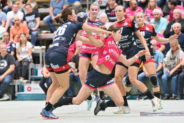 Patricia Kovacs TusSies Metzingen 9 against Sarah van Gulik HSG Bensheim Auerbach 26 TusSies Metzingen, Handball, HBF, league game, 21 09 2019, photo TBaur Eibner TusSies Metzingen vs HSG Bensheim Auerbach Metzingen Copyright: xToBaurx EibnerxPressefotox EP_TB