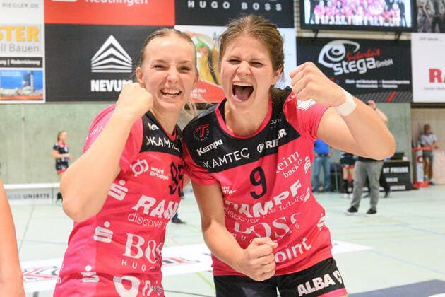 Dorina Korsos TusSies Metzingen 95 and Patricia Kovacs TusSies Metzingen 9 are happy that they could win again at home TusSies Metzingen, Handball, HBF, Ligaspiel, 21 09 2019, Photo TBaur Eibner TusSies Metzingen vs HSG Bensheim Auerbach Metzingen Copyright: xToBaurx EibnerxPressefotox EP_TB