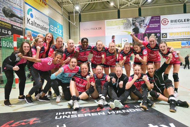 the TusSies cheer again at home TusSies Metzingen, Handball, HBF, league game, 21 09 2019, photo TBaur Eibner TusSies Metzingen vs HSG Bensheim Auerbach Metzingen Copyright: xToBaurx EibnerxPressefotox EP_TB