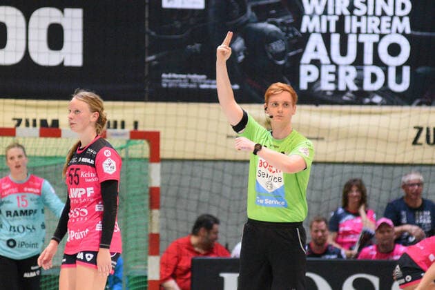2min for Tamara Haggerty TusSies Metzingen 55 TusSies Metzingen, handball, HBF, league game, 21 09 2019, photo TBaur Eibner TusSies Metzingen vs HSG Bensheim Auerbach Metzingen Copyright: xToBaurx EibnerxPressefotox EP_TB