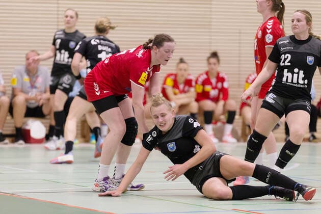 FSG Mainz 05 Budenheim Buxtehuder SV,21 09 2019,GER,Handball, in Annika Lott, Buxtehuder SV, 21 , on the floor, right Lynn Schneider, Buxtehuder SV, 22 , Eibner press photo Ulrich Scherbaum FSG Mainz 05 Budenheim Buxtehuder SV Mainz Budenheim Copyright: xEibner-Pressefoto UlrichxScherbax EP_usm