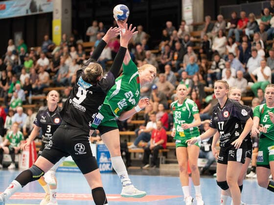 Romy Morf Bachmann Frisch Auf Frauen 18 gegen Lena Feiniler Kurpfalz Baeren 09 , Frisch Auf Frauen vs. Kurpfalz Baeren, Handball, Frauen, 1 Bundesliga, 21 09 2019 Frisch Auf Frauen vs. Kurpfalz Baeren, Handball, Frauen, 1 Bundesliga, 21 09 2019 Goeppingen Copyright: xEIBNER Michael_Schmidtx EP_MST