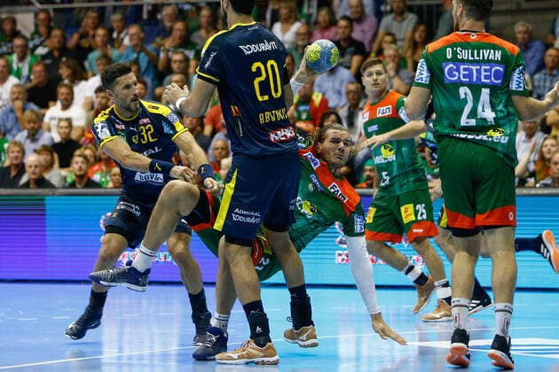 22 09 2019, xtgx, Handball Liqui Moly HBL, SC Magdeburg Rhein Neckar Loewen emspor, v l Alexander Petersson Rhein Neckar Loewen, 32 , Ilija Abutovic Rhein Neckar Loewen, 20 , Erik Schmidt Magdeburg, 21 Duel, Combat, Tackle GETEC Arena
