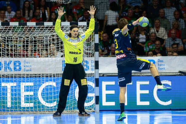 22 09 2019, xtgx, handball Liqui Moly HBL, SC Magdeburg Rhein Neckar Loewen emspor, v l Jannick Green Krejberg Magdeburg, 16 against Uwe Gensheimer Rhein Neckar Loewen, 3 scores goal, scorer, scored goal, scores the goal sevenmeter GETEC Arena