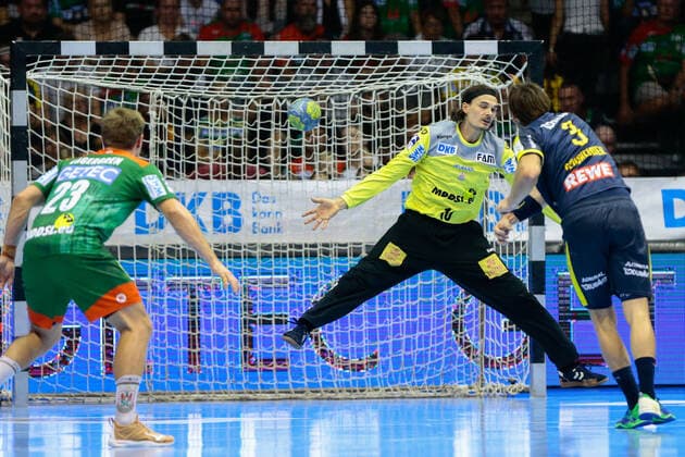 22 09 2019, xtgx, handball Liqui Moly HBL, SC Magdeburg Rhein Neckar Loewen emspor, v l Jannick Green Krejberg Magdeburg, 16 against Uwe Gensheimer Rhein Neckar Loewen, 3 scores goal, scorer, scored goal, scores the goal sevenmeter GETEC Arena