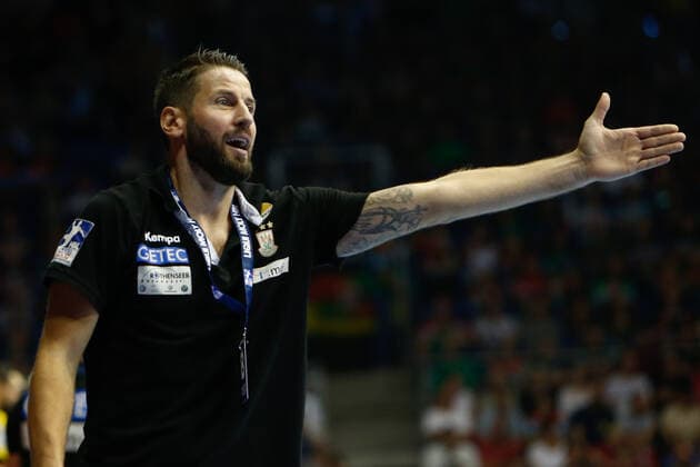 22 09 2019, xtgx, Handball Liqui Moly HBL, SC Magdeburg Rhein Neckar Loewen emspor, v l Bennet Wiegert Magdeburg, trainer gives instructions, gestures with arms, gesticulate, gives instructions Complained, complains, berates GETEC Arena