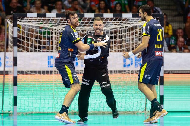 22 09 2019, xtgx, Handball Liqui Moly HBL, SC Magdeburg Rhein Neckar Loewen emspor, v l Gedeon Guardiola Rhein Neckar Loewen, 30 , Andreas Palicka Rhein Neckar Loewen, 12 , Ilija Abutovic Rhein Neckar Loewen, 20 Cheers for held ball, defended, held, goalkeeper GETEC Arena