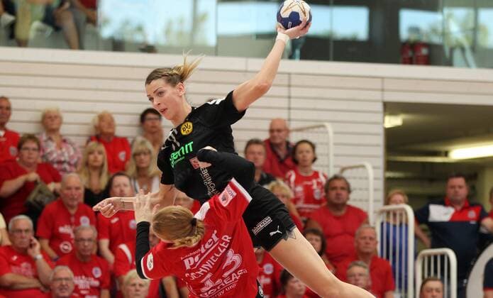 Handball 1 Bundesliga Women THC Borussia Dortmund 22 09 2019, Erfurt, Riethsporthalle, Handball 1 Bundesliga Women, Season 2019 2020, Thüringer Handballclub, THC Borussia Dortmund in picture Maike Schmelzer THC against Aleksandra Zych Dortmund