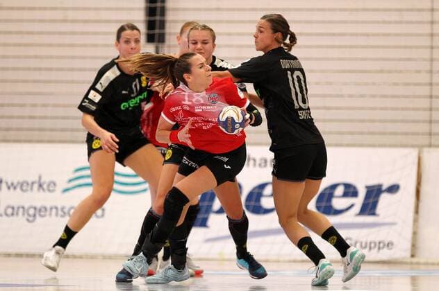 Handball 1 Bundesliga Women THC Borussia Dortmund 22 09 2019, Erfurt, Riethsporthalle, Handball 1 Bundesliga Women, Season 2019 2020, Thüringer Handballclub, THC Borussia Dortmund in picture Iveta Koresova THC against Merel Freriks and Inger Smits Dortmund