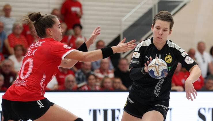 Handball 1 Bundesliga Women THC Borussia Dortmund 22 09 2019, Erfurt, Riethsporthalle, Handball 1 Bundesliga Women, Season 2019 2020, Thüringer Handballclub, THC Borussia Dortmund in picture Emiliy Bölk THC vs. Alina Grijseels Dortmund
