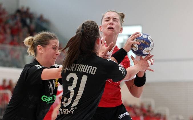 Handball 1 Bundesliga Women THC Borussia Dortmund 22 09 2019, Erfurt, Riethsporthalle, Handball 1 Bundesliga Women, Season 2019 2020, Thüringer Handballclub, THC Borussia Dortmund in picture Emiliy Bölk THC against Kelly Vollebregt Dortmund
