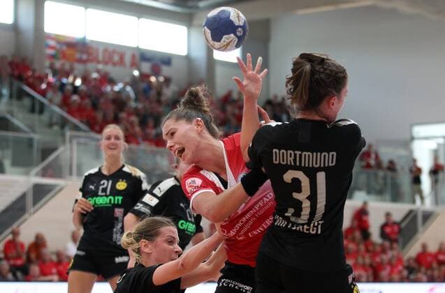 Handball 1 Bundesliga Women THC Borussia Dortmund 22 09 2019, Erfurt, Riethsporthalle, Handball 1 Bundesliga Women, Season 2019 2020, Thüringer Handballclub, THC Borussia Dortmund in picture Emiliy Bölk THC against Kelly Vollebregt Dortmund