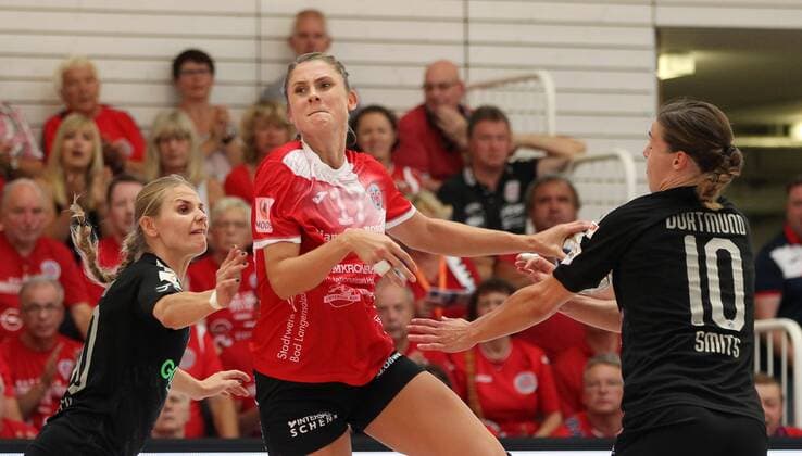 Handball 1 Bundesliga Women THC Borussia Dortmund 22 09 2019, Erfurt, Riethsporthalle, Handball 1 Bundesliga Women, Season 2019 2020, Thüringer Handballclub, THC Borussia Dortmund in picture Alicia Stolle THC against Merel Freriks and Inger Smits Dortmund