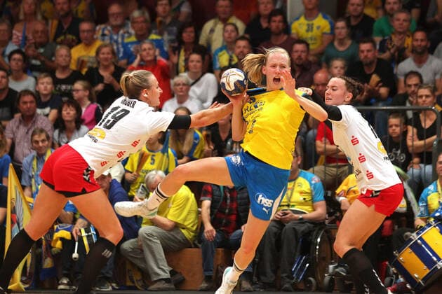 Handball, 2 HBF, HC Leipzig vs. Union Halle Neustadt, 22 09 19 Handball, 2 Bundesliga Women, HBF, Season 2019 2020, 3 Matchdays HC Leipzig vs. SV Union Halle Neustadt, Wildcats on 22 09 19 in the Sporthalle Bruederstrasse Leipzig Im Bild Jaqueline HUMMEL 35, HC Leipzig vs. Lea GRUBER 19, Union Halle Neustadt und Swantje HEIMBURG 13, Union Halle Neustadt Copyright: xBEAUTIFULxSPORTS JanxKaeferx